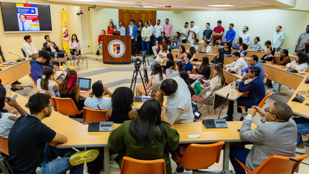 31-1024x576 Omar Fernández destaca la importancia del pensamiento crítico y la participación en conversatorio con estudiantes de la PUCMM